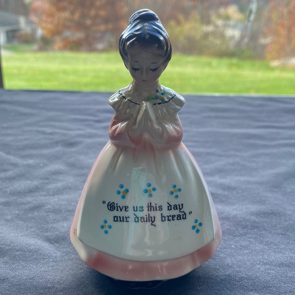 Vintage Salt Pepper Shaker Praying Lady - Picture 1 of 4